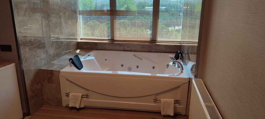 Suit Oda, Bahçe Manzaralı (Jakuzi)