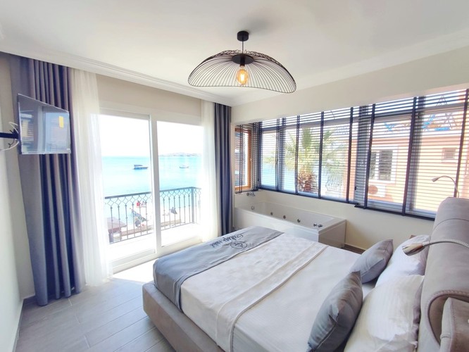 Has Balcony Room (Balcony, Jacuzzi)