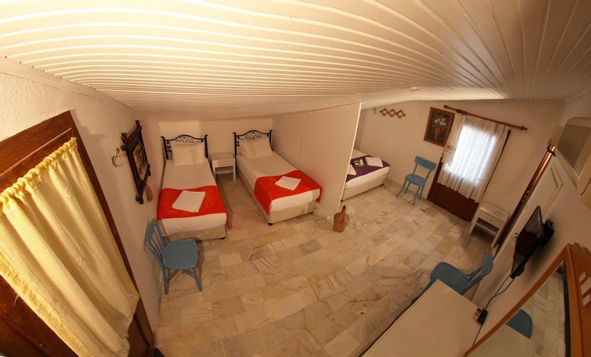 Balkonlu (4+2) Kişilik Oda