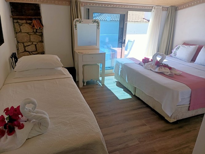 Comfort Suite Room (3 Person, Balcony)