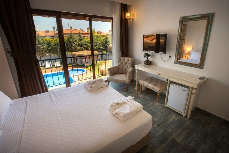 Deluxe Oda, Havuz Manzaralı (Balkonlu)