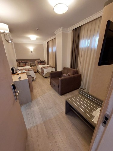 Yarım Pencereli Resepsiyon Katı Oda