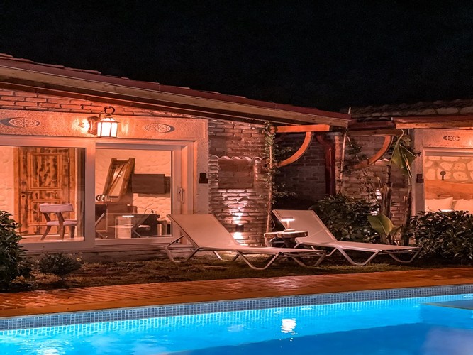 Junior Room, Pool View