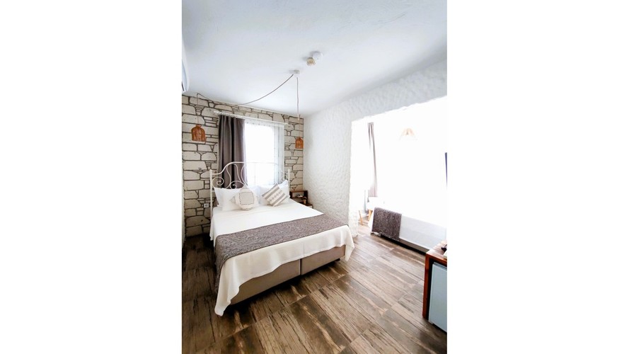 Deluxe Room (3 Person)
