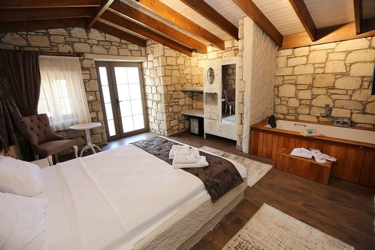 Jakuzili Bahçe Oda Havuz Manzaralı