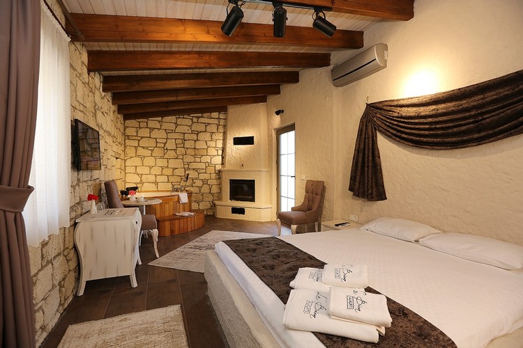 Jakuzili Şömineli Bahçeli Oda