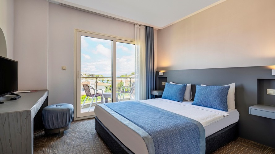 Superior Room, Land View