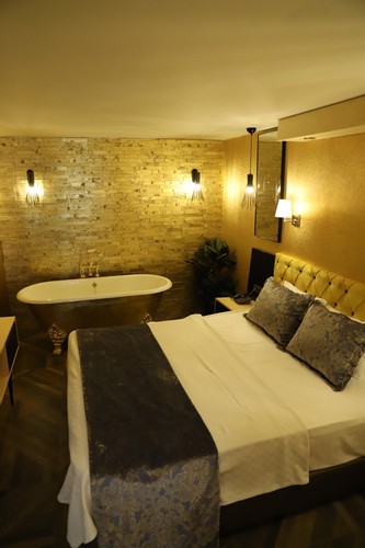 Suit Oda, Göl Manzaralı