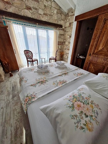 Manolya - Havuz Manzaralı