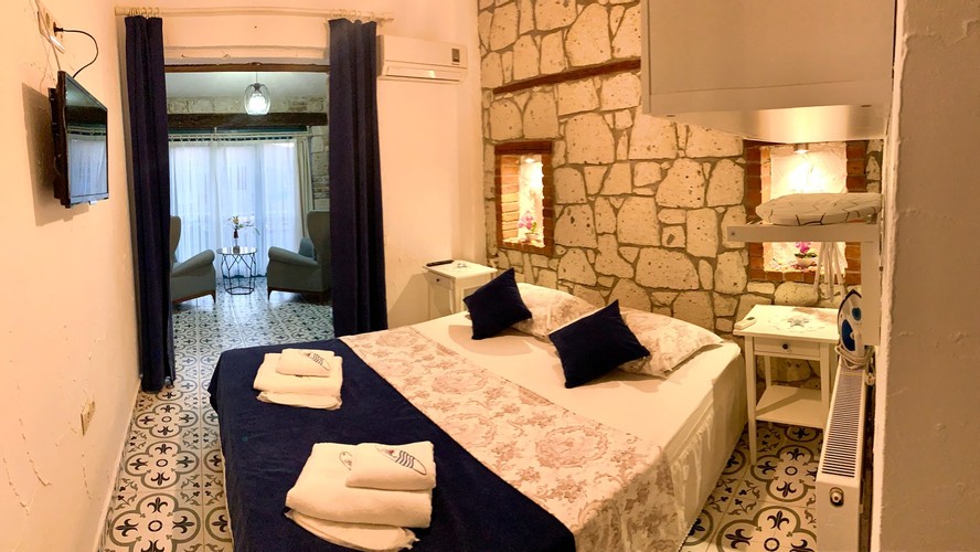 Yasemin - Havuz Manzaralı