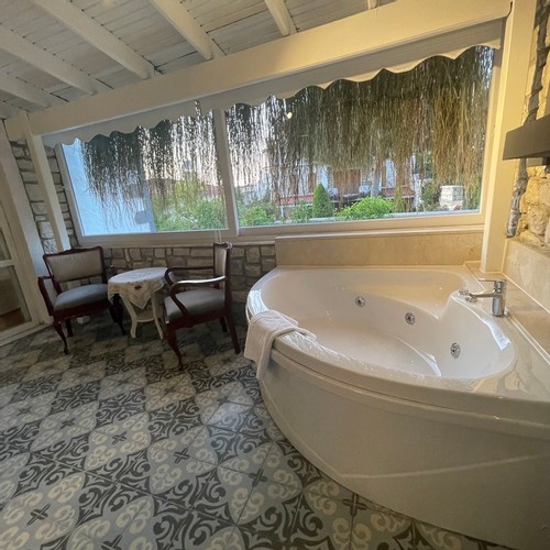 Deluxe Room (Jacuzzi)