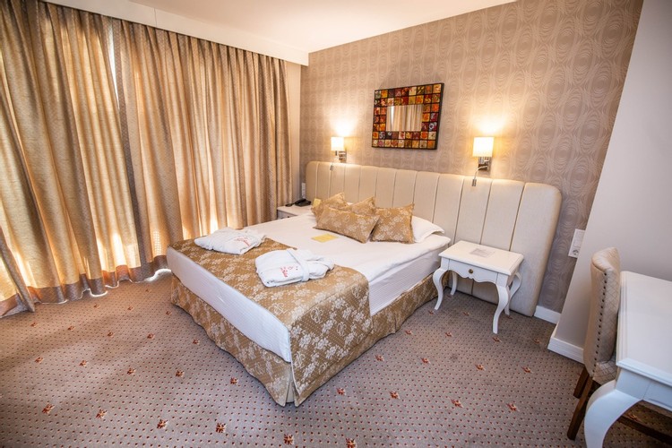 Deniz Manzaralı Balkonsuz French Bed Oda