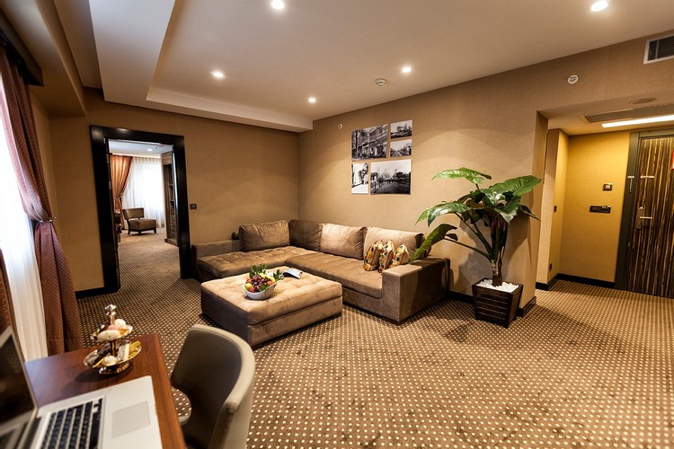 Senior Suit Oda, Kara Manzaralı