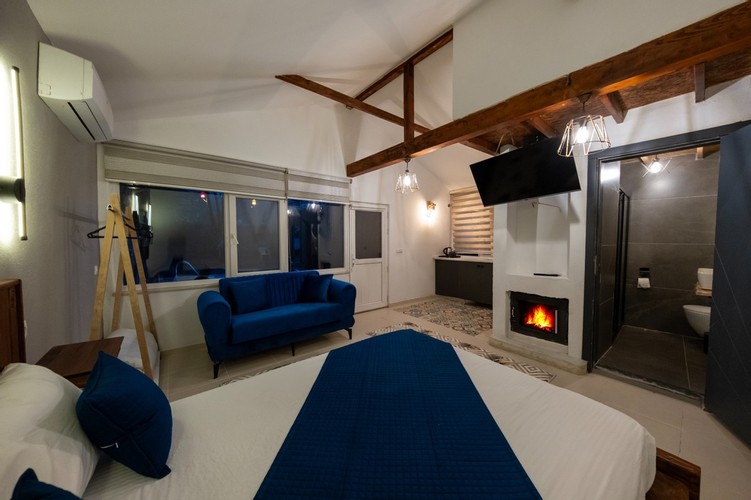 Taş Ev, Havuz Manzaralı