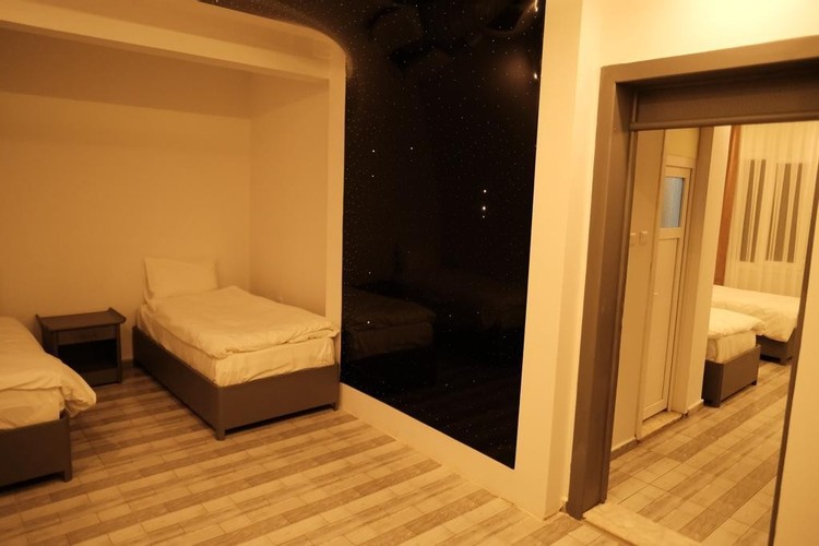 Suit Oda, Bahçe Manzaralı