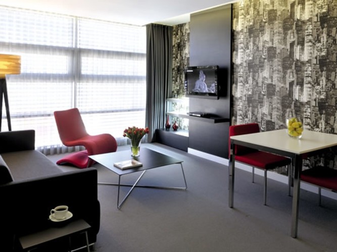 Senior Suit Oda, Kara Manzaralı