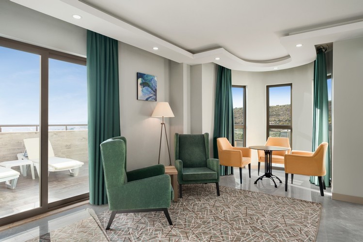 Deluxe Luxury Suit Oda