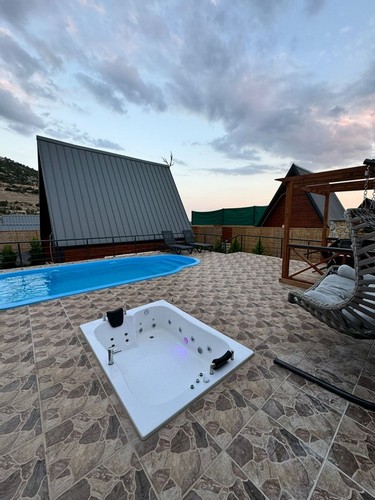 Bungalov, Havuz Manzaralı