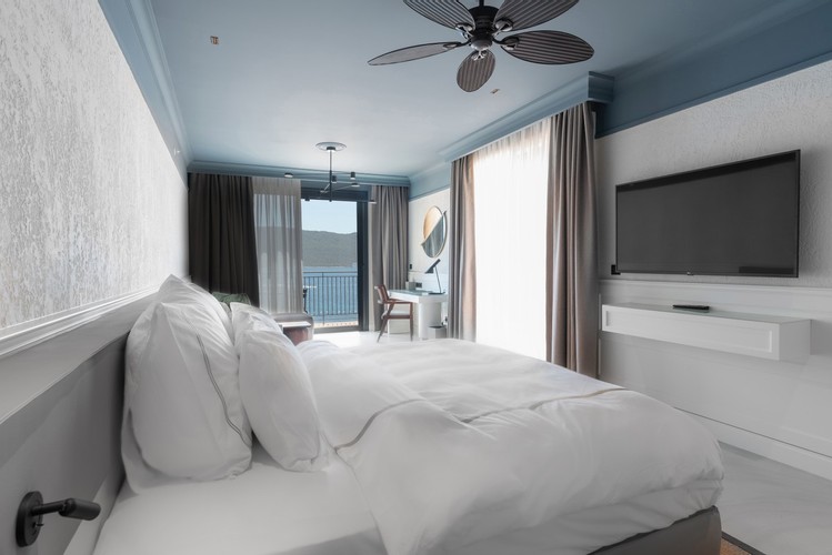 Suit Oda, Havuz Manzaralı