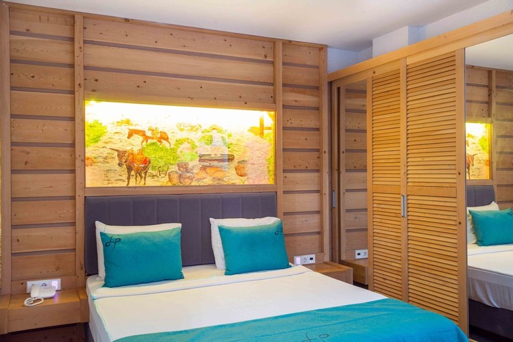 Aile Odası, Bahçe Manzaralı