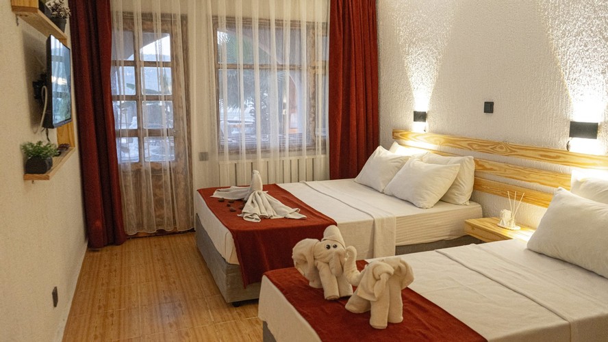 Standart Havuz Ve Kısmi Deniz Manzaralı Oda