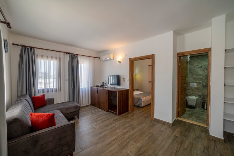 Suit Oda, Bahçe Manzaralı (Balkonsuz)