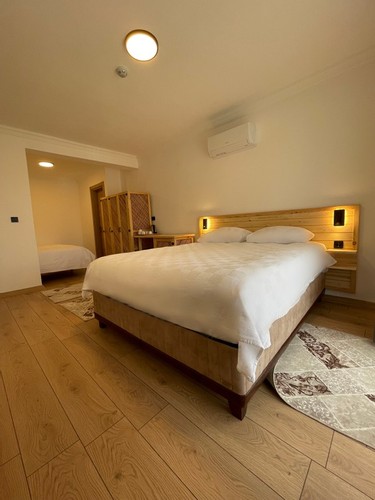 Aile Odası, Bahçe Manzaralı