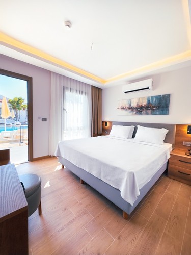 Deniz Veya Havuz Manzaralı Oda