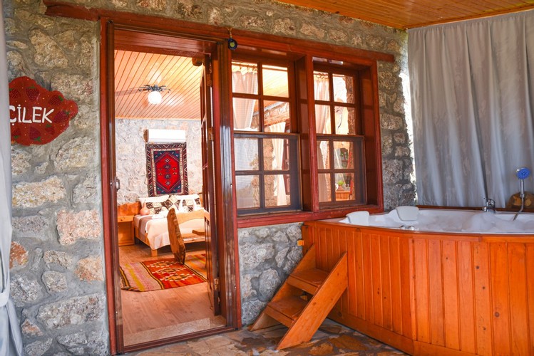 Çilek Jakuzili Taş Ev