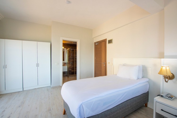 Üç Kişilik Oda, Deniz Manzaralı