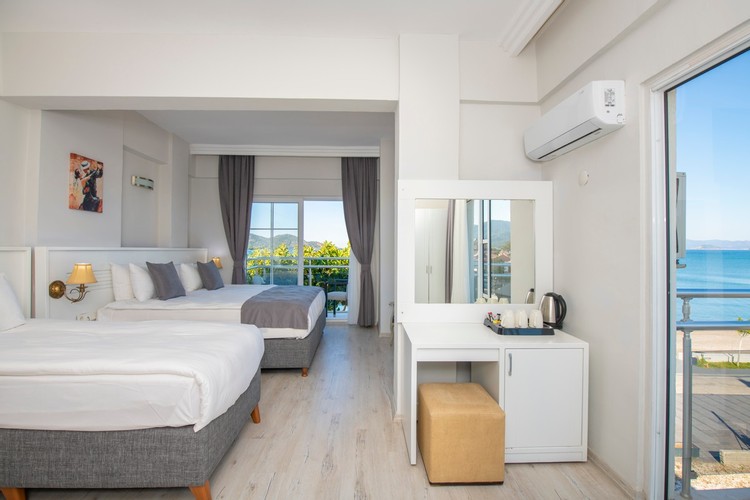 Deniz Manzarali Üç Kişilik Oda