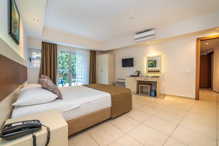 Aile Havuza Açılan Odası