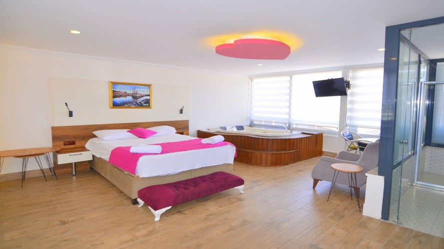 Suite Room (Jacuzzi, Kitchen)