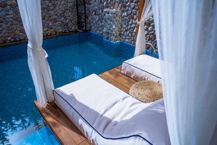 Royal Suit Havuza Açılan Oda