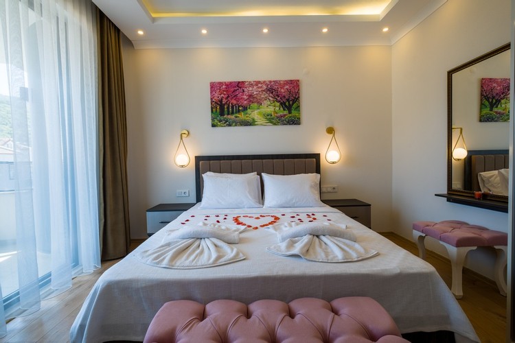 Aile Daire Large Business Odası (Balkonlu)