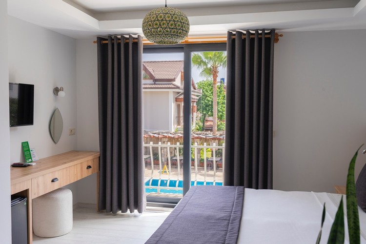 Suit Oda, Havuz Manzaralı