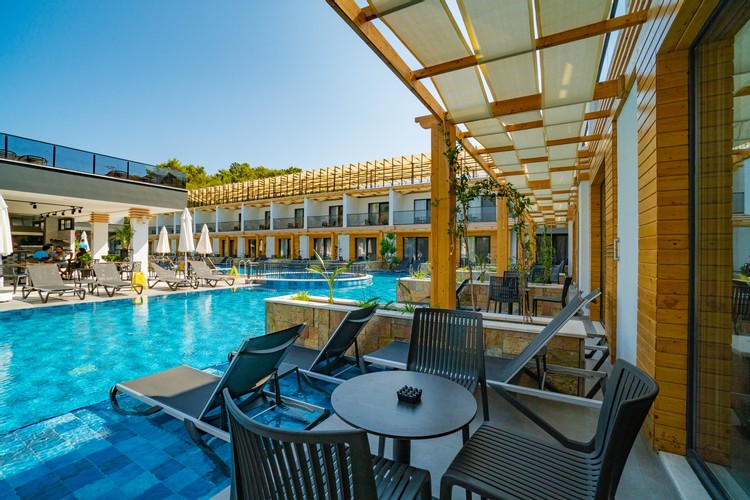 Aile Deluxe Odası, Havuz Manzaralı