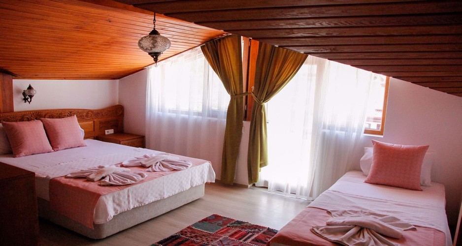 Standard Room (3 Person, Balcony)