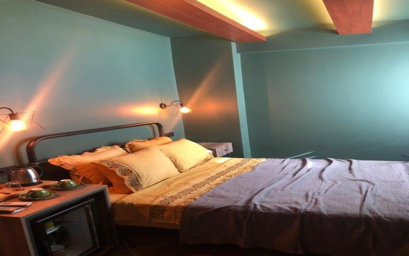 Economy Room, Viewless