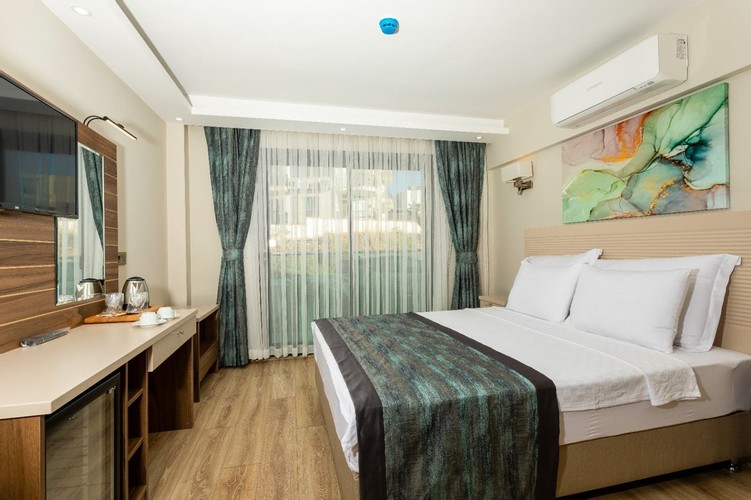 Deluxe Room (1 Person)