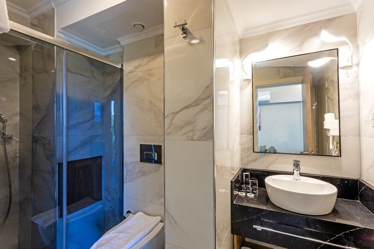 Economy Room, Land View