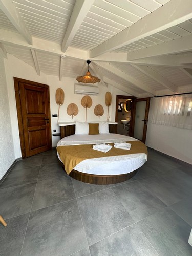 Manolya Yuvarlak Yatakli Oda (Deniz Manzarali - Balkonlu)