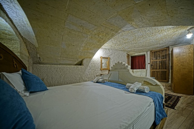 Junior Suite Cave Room