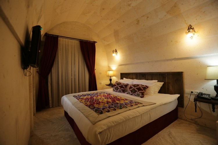 Deluxe Cave Room