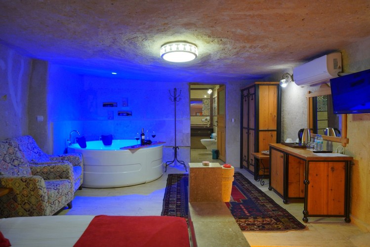 Suit Oda, Havuz Manzaralı