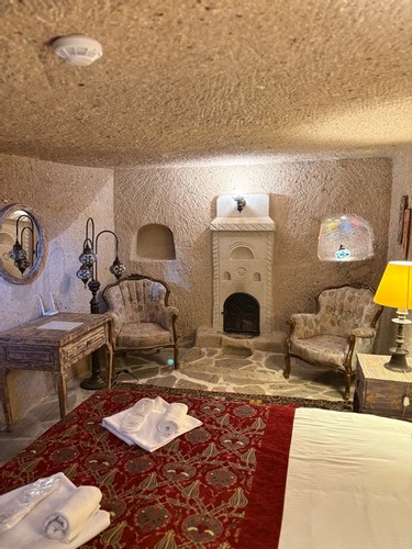 Family Deluxe Cave Room (Jacuzzi)
