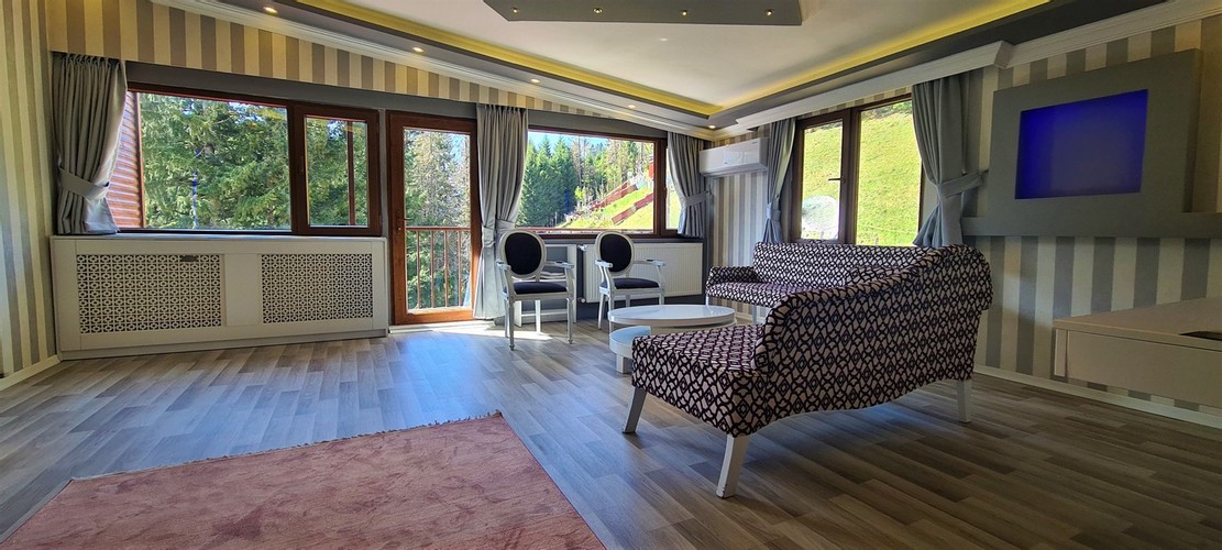 Red Honeymoon With Jakuzzi