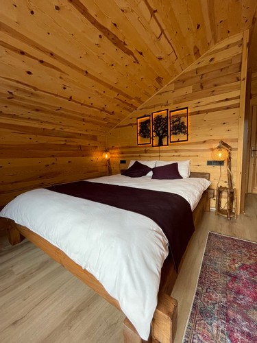 Roof Penthouse Has Balcony Room (Balcony)