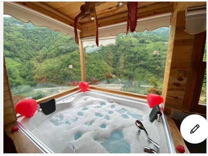 Honeymoon Suite Room, River View (Jacuzzi)