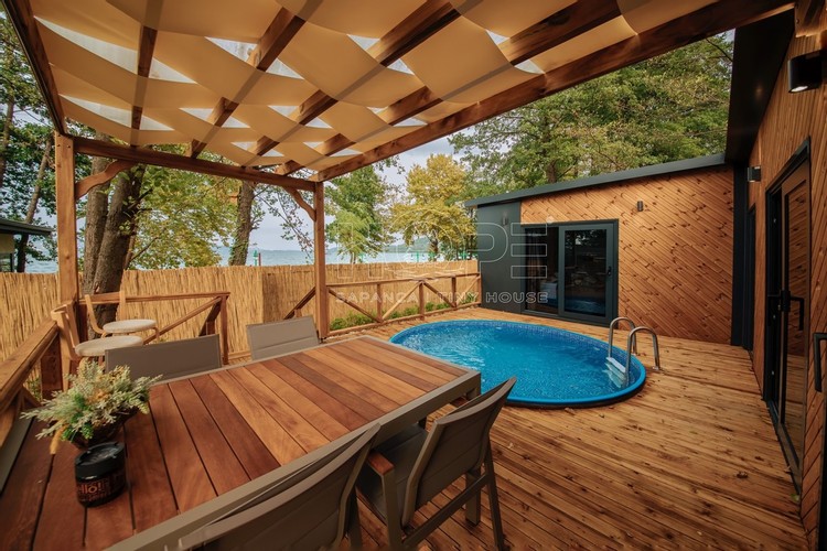 Superior Room, Lake View